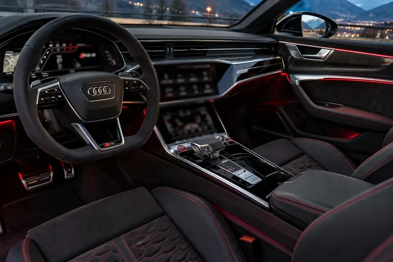 Habitacle propre d'une Audi RS6 : volant, écrans, console centrale et sièges en alcantara